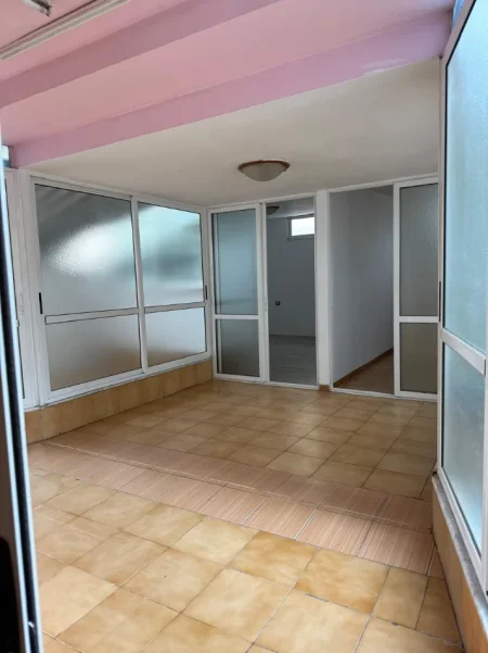 Tirane, jepet me qera zyre Kati 1, 70 m² 800 € (Ish Ekspozita Shqiperia Sot)