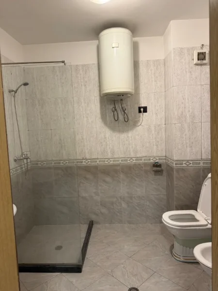 Tirane, jepet me qera zyre Kati 1, 70 m² 800 € (Ish Ekspozita Shqiperia Sot)