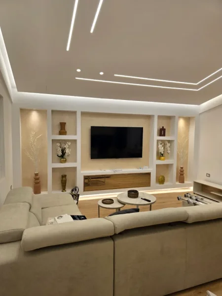 Tirane, jepet me qera shtepi 1+1+Ballkon , 200 m² 1.200 € (Petrele) Prane Teg