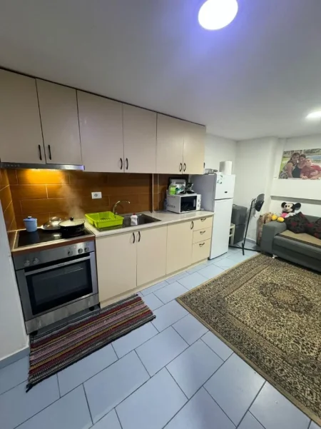 Tirane, jepet me qera apartament duplex 1+1 Kati 1, 55 m² 300 € (Misto Mame, Bar Caffe Ciao)