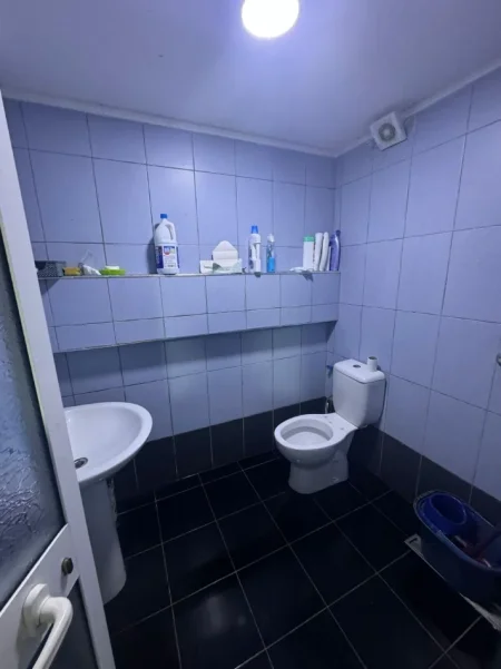 Tirane, jepet me qera apartament duplex 1+1 Kati 1, 55 m² 300 € (Misto Mame, Bar Caffe Ciao)