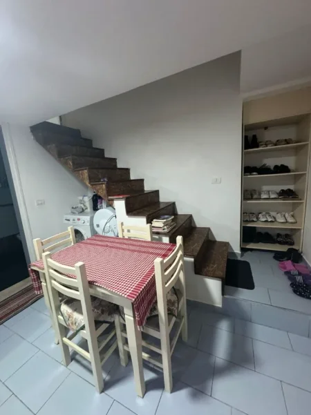 Tirane, jepet me qera apartament duplex 1+1 Kati 1, 55 m² 300 € (Misto Mame, Bar Caffe Ciao)