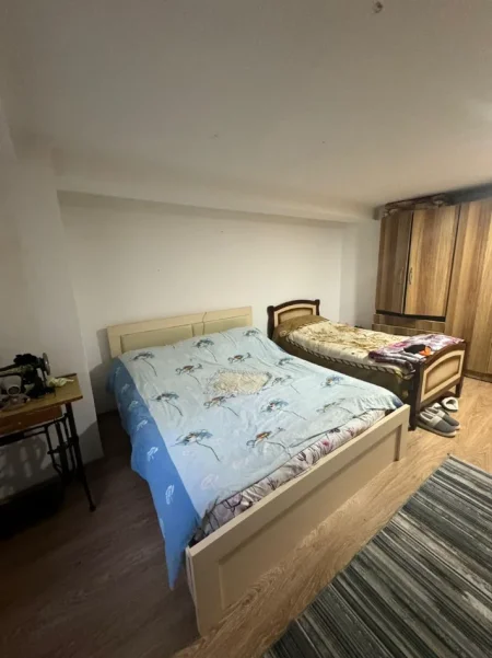 Tirane, jepet me qera apartament duplex 1+1 Kati 1, 55 m² 300 € (Misto Mame, Bar Caffe Ciao)