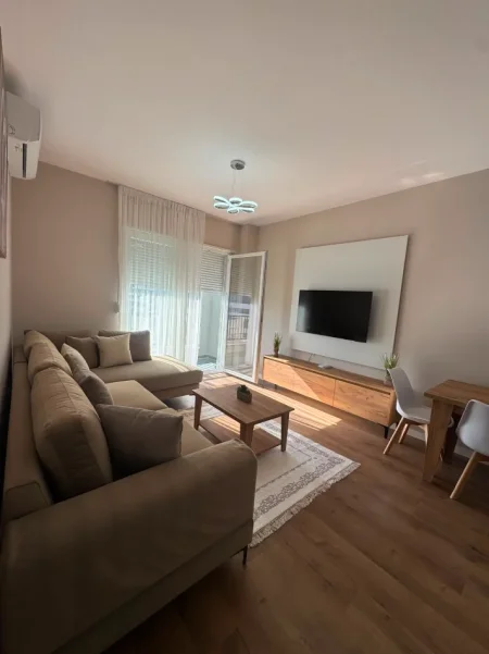 Tirane, jepet me qera apartament 1+1 Kati 1, 550 € (Univers City)