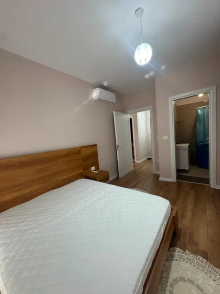 Tirane, jepet me qera apartament 1+1 Kati 1, 550 € (Univers City)