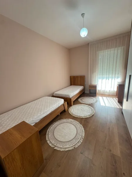 Tirane, jepet me qera apartament 1+1 Kati 1, 550 € (Univers City)