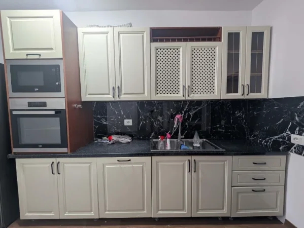Tirane, jepet me qera apartament 1+1 Kati 2, 85 m² 700 € (ZOGU I ZI)