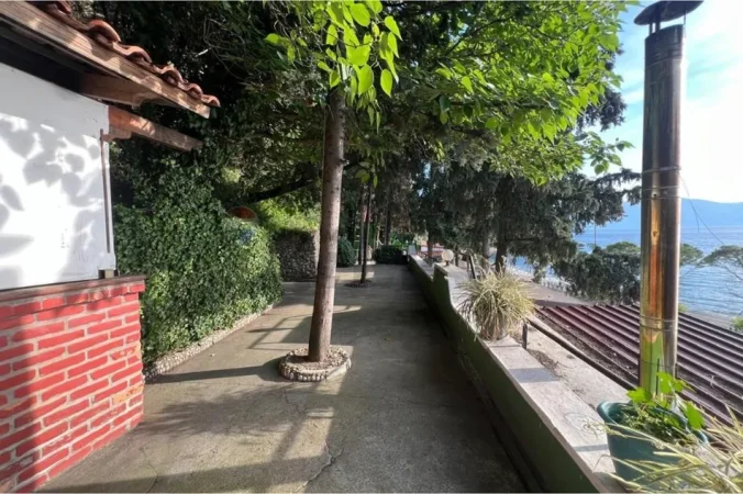 Vlore - Lungomare, jepet me qera bar-resorant , 420 m² (Rruga Aleksander Moisiu, Vlore)