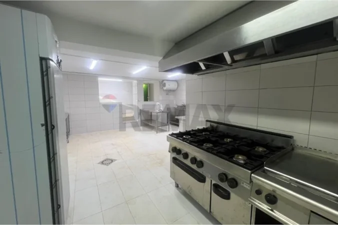 Vlore - Lungomare, jepet me qera bar-resorant , 420 m² (Rruga Aleksander Moisiu, Vlore)