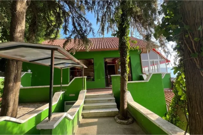 Vlore - Lungomare, jepet me qera bar-resorant , 420 m² (Rruga Aleksander Moisiu, Vlore)