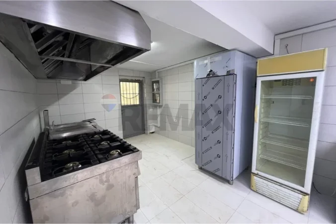 Vlore - Lungomare, jepet me qera bar-resorant , 420 m² (Rruga Aleksander Moisiu, Vlore)