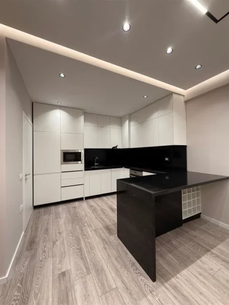 Tirane, jepet me qera apartament 1+1 Kati 1, 70 m² 600 € (ASTIR)