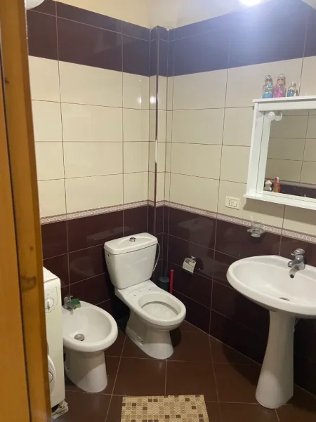 Tirane, jepet me qera apartament 1+1+Ballkon Kati 5, 70 m² 600 € (Pallatet Agimi/Bulevardi Bajram Curri)
