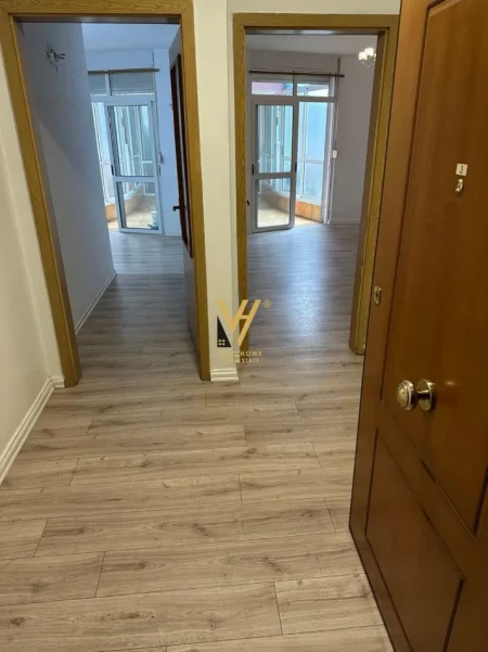 Tirane, jepet me qera zyre Kati 1, 130 m² 820 € (ISH EKSPOZITA)