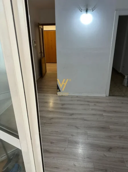 Tirane, jepet me qera zyre Kati 1, 130 m² 820 € (ISH EKSPOZITA)