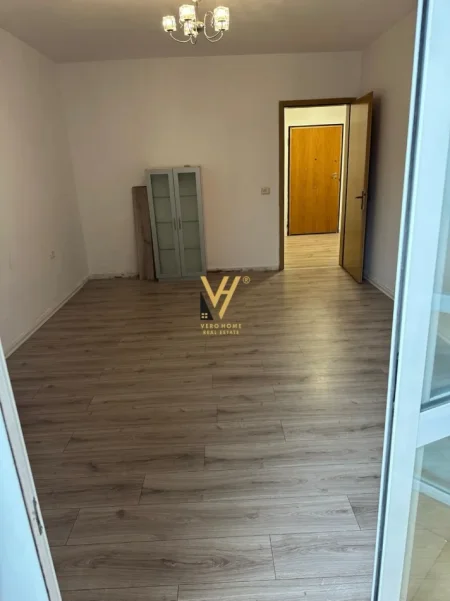 Tirane, jepet me qera zyre Kati 1, 130 m² 820 € (ISH EKSPOZITA)