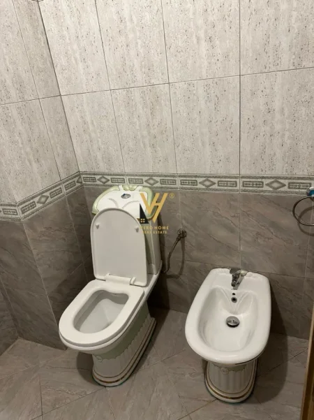 Tirane, jepet me qera zyre Kati 1, 130 m² 820 € (ISH EKSPOZITA)