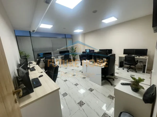 Tirane, jepet me qera zyre , 175 m² 2.500 € (Air Albania)