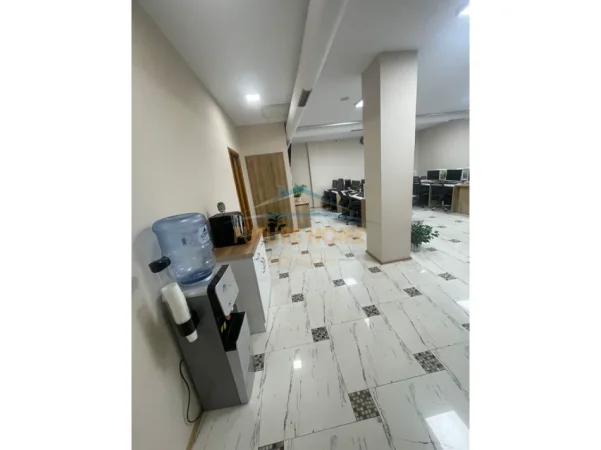 Tirane, jepet me qera zyre , 175 m² 2.500 € (Air Albania)