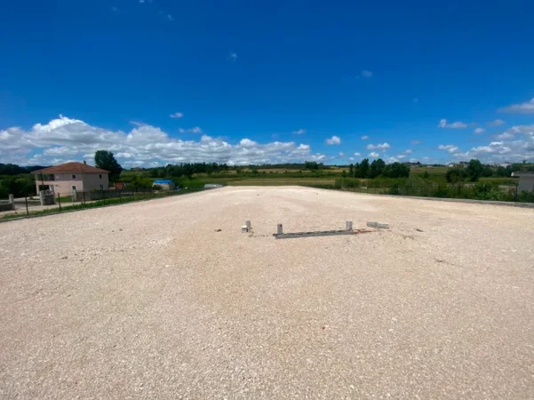 Kamez, jepet me qera toke , 3.500 m² , 900 Euro . ( Liqeni i Cerkezes )