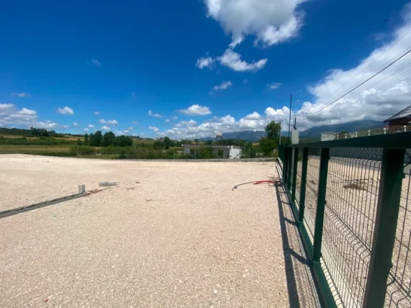 Kamez, jepet me qera toke , 3.500 m² , 900 Euro . ( Liqeni i Cerkezes )