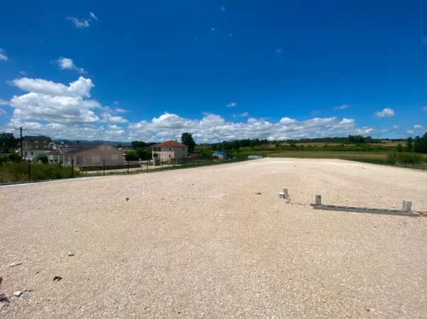 Kamez, jepet me qera toke , 3.500 m² , 900 Euro . ( Liqeni i Cerkezes )