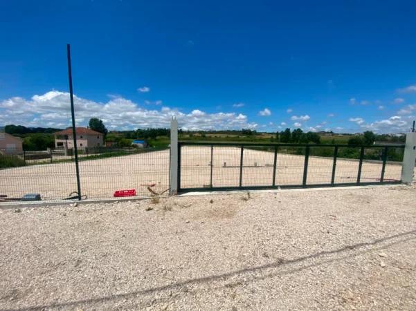 Kamez, jepet me qera toke , 3.500 m² , 900 Euro . ( Liqeni i Cerkezes )