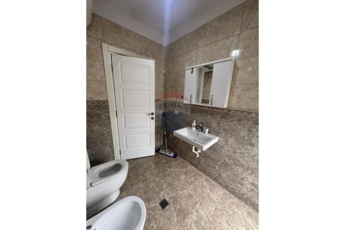 Tirane, jepet me qera apartament 2+1 Kati 9, 120 m² 700 € 