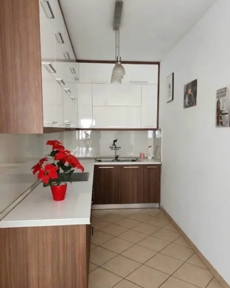 Tirane, jepet me qera zyre Kati 3, 100 m² 550 € (BULEVARDI I RI)