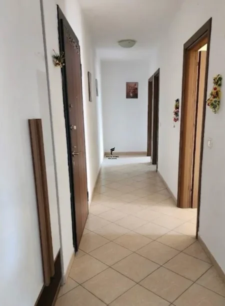Tirane, jepet me qera zyre Kati 3, 100 m² 550 € (BULEVARDI I RI)