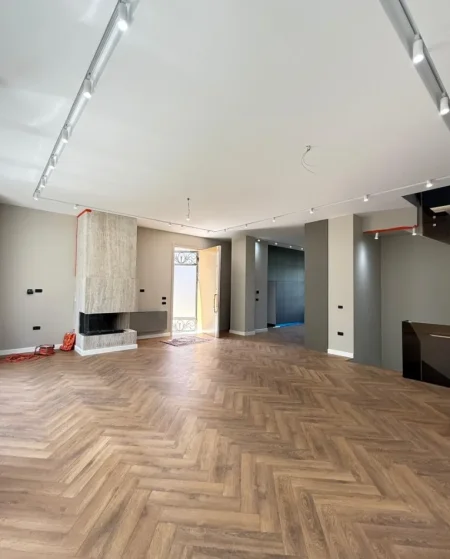 Tirane, jepet me qera Vile 4+1 , 500 m² 6.000 € 