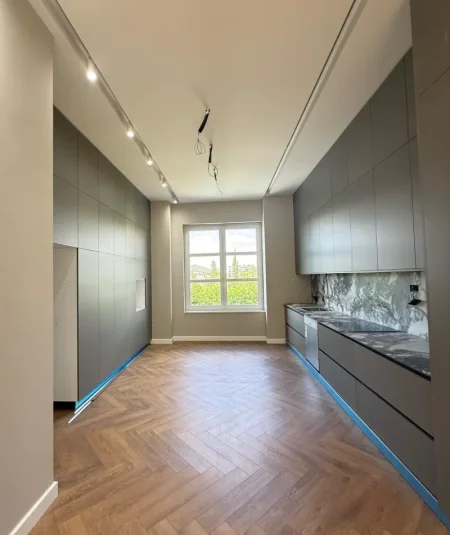 Tirane, jepet me qera Vile 4+1 , 500 m² 6.000 € 