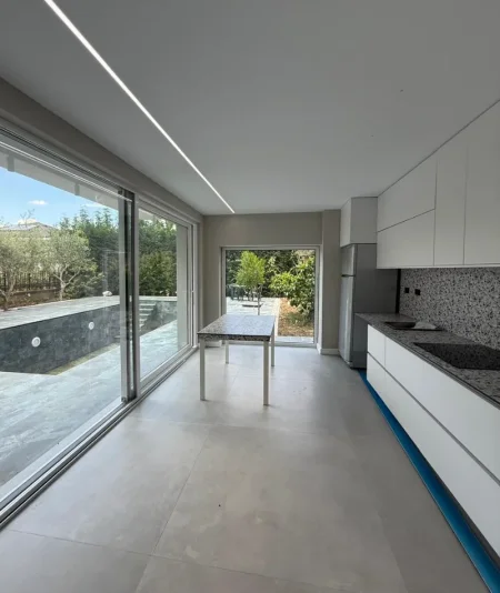 Tirane, jepet me qera Vile 4+1 , 500 m² 6.000 € 