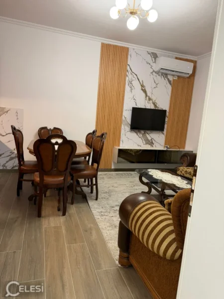 Tirane, jepet me qera Vile 3+1+Ballkon Kati 1, 1 m² 500 € (Rruga Gjon Mili)