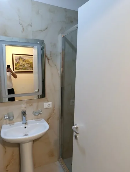 Tirane, jepet me qera apartament 1+1 Kati 4, 66 m² 500 € (Rruga e Dibrës)