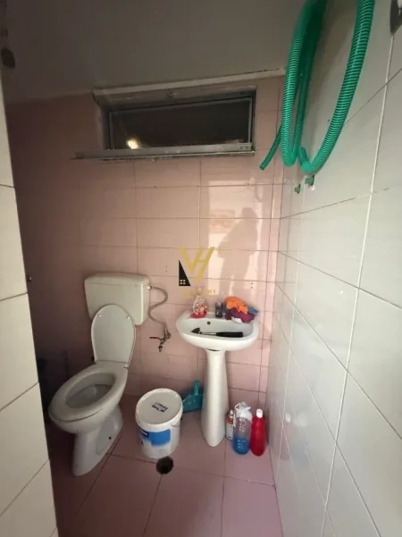 Tirane, jepet me qera ambjent biznesi Kati -1, 23 m² 320 € (STADIUMI DINAMO)