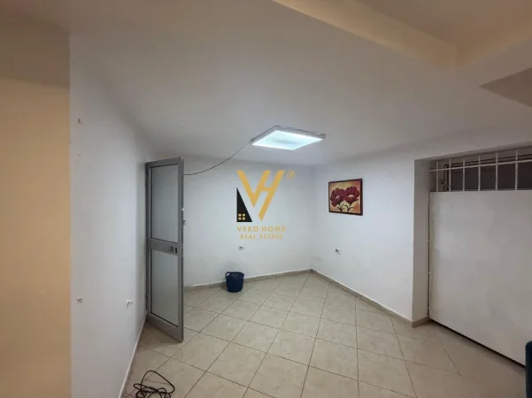 Tirane, jepet me qera ambjent biznesi Kati -1, 23 m² 320 € (STADIUMI DINAMO)