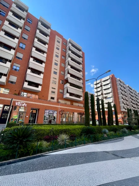 Tirane, jepet me qera apartament 1+1+Ballkon Kati 3, 75 m² 700 € (Kompleksi Delijorgji)