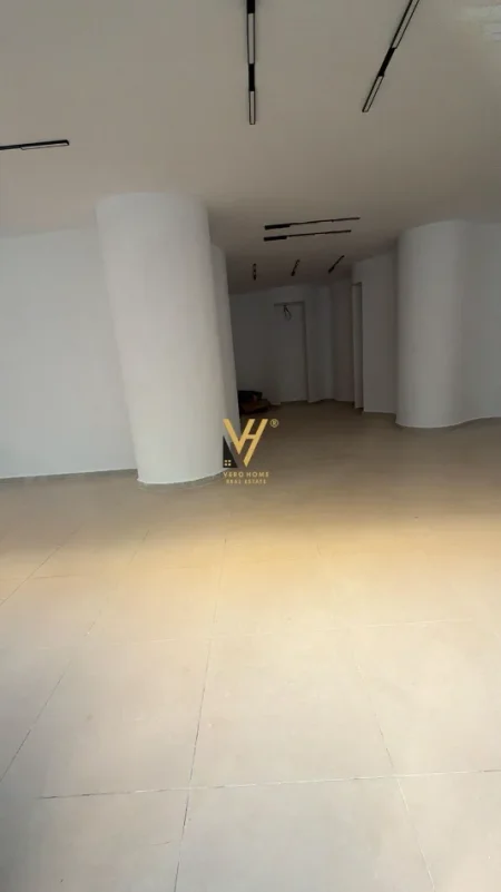 Tirane, jepet me qera ambjent biznesi Kati 0, 124 m² 2.500 € (ISH EKSPOZITA)