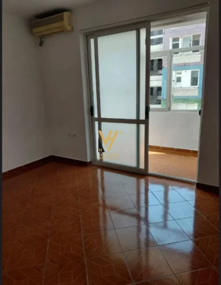 Tirane, jepet me qera apartament 2+1 Kati 3, 70 m² 470 € (BULEVARDI BAJRAM CURRI)