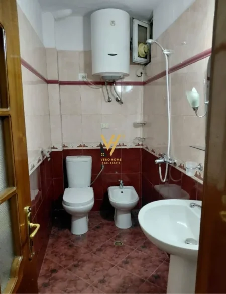 Tirane, jepet me qera apartament 2+1 Kati 3, 70 m² 470 € (BULEVARDI BAJRAM CURRI)