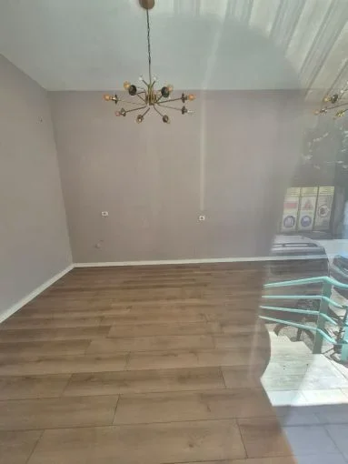 Tirane, jepet me qera zyre Kati 0, 36 m² 500 € (rruga e kavajes , 21 Dhjetori)