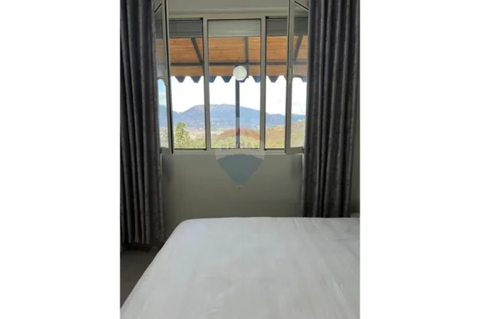 Tirane, jepet me qera shtepi , 400 m² 523 € 