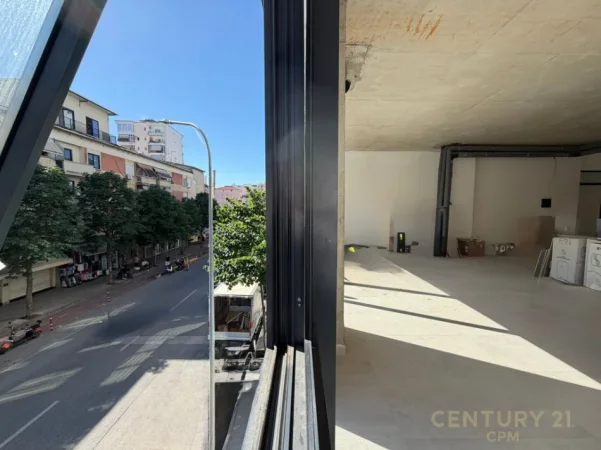 Tirane, jepet me qera ambjent biznesi Kati 1, 358 m² (Rruga e Barrikadave)