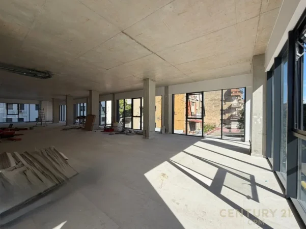 Tirane, jepet me qera ambjent biznesi Kati 1, 358 m² (Rruga e Barrikadave)