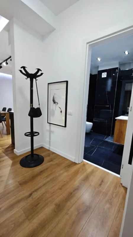 Tirane, jepet me qera apartament 2+1 Kati 7, 950 € (komuna e parisit)