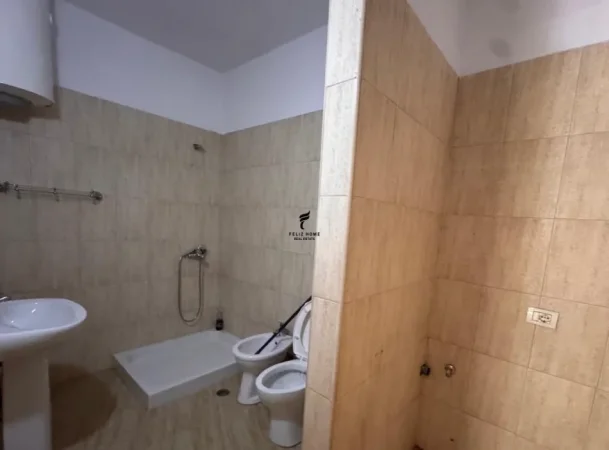 Tirane, jepet me qera zyre , 110 m² 450 € (KODRA E DIELLIT 1)