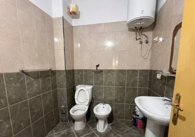 Tirane, jepet me qera zyre , 110 m² 450 € (KODRA E DIELLIT 1)