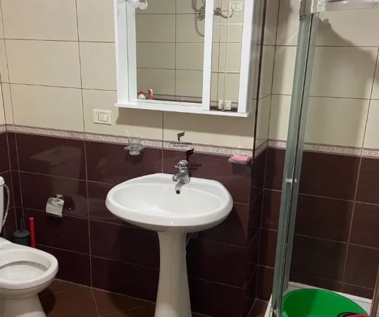 Tirane, jepet me qera apartament 1+1 Kati 5, 62 m² 600 € (BLLOKU)