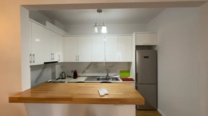 Tirane, jepet me qera apartament 2+1+2 +Post Parkimi, Kati 2, 123 m² 1.300 € (Rruga e Barrikadave)